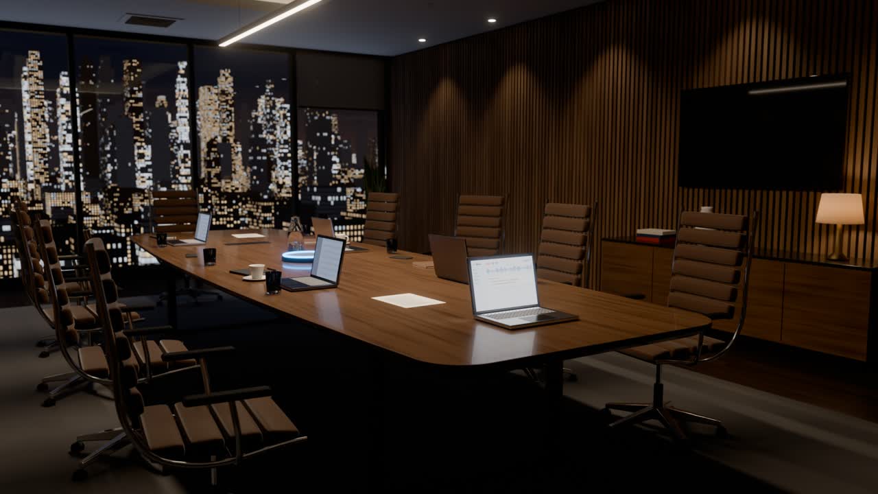 Sala de reuniones de noche con portátiles sobre la mesa